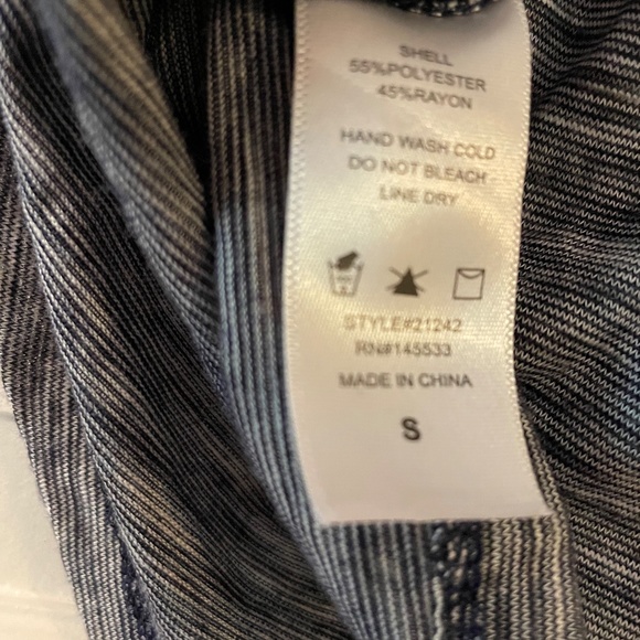 W5 sleeveless top with embroidered armholes and back detail - Picture 4 of 5